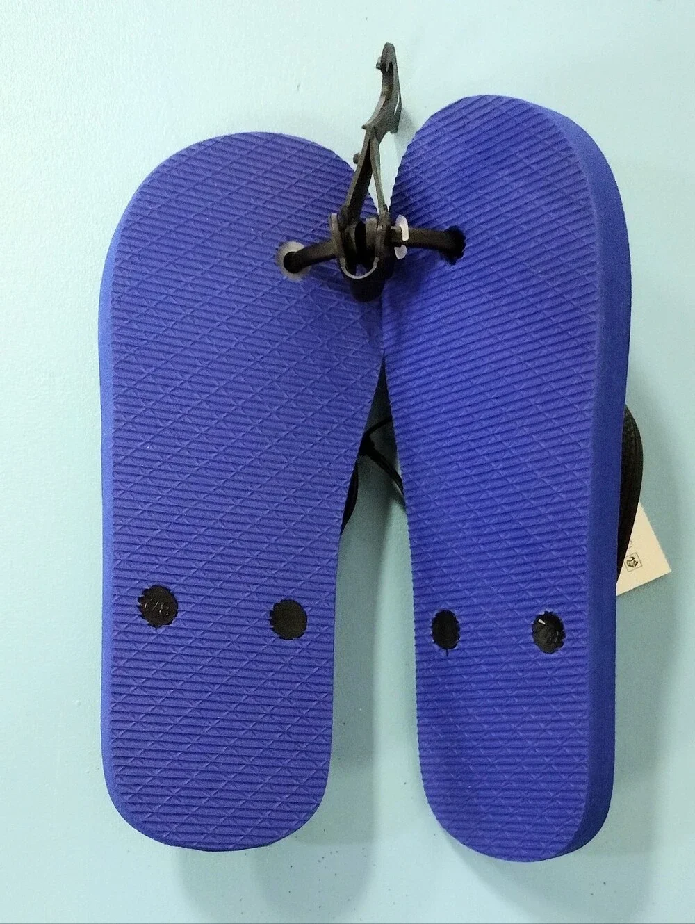 Men's Hello Kitty Sz 7 Cartoon Flip-Flop Sandals in Blue and Yellow